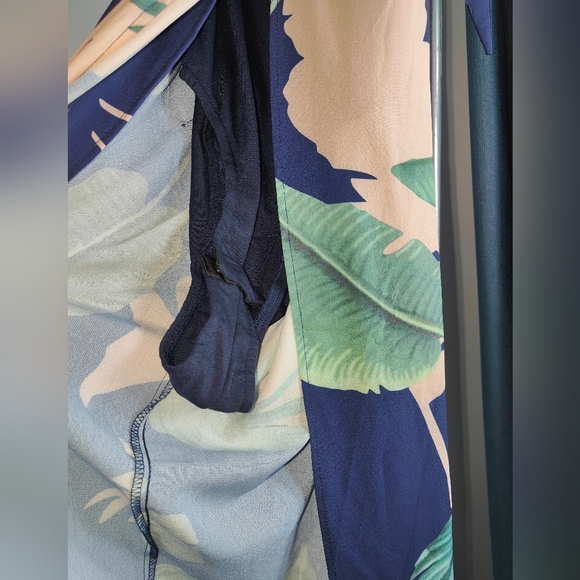 NWOT Gorgeous Floral Dress - Picture 10 of 11